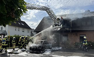 Innerhalb von zwei Stunden löschte die Feuerwehr den Brand in einem Gütersloher Wohnhaus. - Thorsten Heß Innerhalb von zwei Stunden löschte die Feuerwehr den Brand in einem Gütersloher Wohnhaus. - Thorsten Heß