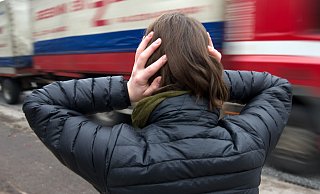 Wer an einer stark befahrenen Straße wohnt, für den kann der Lärm zur Tortur werden. - Verwendung weltweit, usage worldwide Wer an einer stark befahrenen Straße wohnt, für den kann der Lärm zur Tortur werden. - Verwendung weltweit, usage worldwide