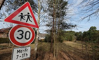 Bisher unbebaut ist "Sinnen Heide" an der Kreuzung von Schatenweg und Mastbruchstraße. Dort ist nun eine Kita mit Mensa geplant. - Hans-Hermann Igges Bisher unbebaut ist "Sinnen Heide" an der Kreuzung von Schatenweg und Mastbruchstraße. Dort ist nun eine Kita mit Mensa geplant. - Hans-Hermann Igges