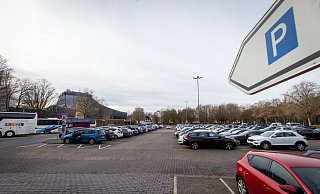 Bislang konnte sonntags auf städtisch bewirtschafteten Parkflächen in Paderborn umsonst geparkt werden - so auch hier an der Paderhalle. - Niklas Tüns (Archivfoto) Bislang konnte sonntags auf städtisch bewirtschafteten Parkflächen in Paderborn umsonst geparkt werden - so auch hier an der Paderhalle. - Niklas Tüns (Archivfoto)