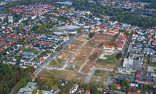 Die Fläche, an der Lukas Dalhoff und seine Mitstreiter Interesse haben, liegt in dem südöstlichen Bereich des Alanbrooke-Quartiers - auf dieser Aufnahme ist sie rechts unten, umgeben von der bereits erkennbaren Helene-Lange-Straße. - Gerd Vieler, Mallinckrodtstraße 29, 33098 Paderborn Die Fläche, an der Lukas Dalhoff und seine Mitstreiter Interesse haben, liegt in dem südöstlichen Bereich des Alanbrooke-Quartiers - auf dieser Aufnahme ist sie rechts unten, umgeben von der bereits erkennbaren Helene-Lange-Straße. - Gerd Vieler, Mallinckrodtstraße 29, 33098 Paderborn