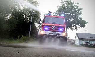 Dank seiner Höhe ist das neue Tanklöschfahrzeug nicht nur für unebenes Gelände, sondern auch für Hochwassereinsätze geeignet. Wasserwerfer und Sprühbalken tun ihr Übriges. - Felix Eisele Dank seiner Höhe ist das neue Tanklöschfahrzeug nicht nur für unebenes Gelände, sondern auch für Hochwassereinsätze geeignet. Wasserwerfer und Sprühbalken tun ihr Übriges. - Felix Eisele