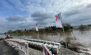 Die Weser reicht mittlerweile bis an die LGS-Baustelle. In Godelheim schwappt das Wasser inzwischen in den Freizeitsee. - Ralf T. Mischer Die Weser reicht mittlerweile bis an die LGS-Baustelle. In Godelheim schwappt das Wasser inzwischen in den Freizeitsee. - Ralf T. Mischer