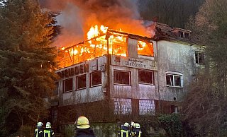 Die Gefahr für Einsatzkräfte und Polizei wäre zu groß gewesen, weshalb sie den Innenraum beim zweiten Ausbruch des Feuers nicht betreten konnten. - Polizei Die Gefahr für Einsatzkräfte und Polizei wäre zu groß gewesen, weshalb sie den Innenraum beim zweiten Ausbruch des Feuers nicht betreten konnten. - Polizei