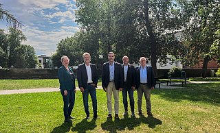 Swantje Penke (Studiendekanin Soziale Arbeit an der Fakultät Management, Soziale Arbeit, Bauen der HAWK Standort Holzminden, v. l.), Marc Hudy (Präsident der HAWK), Christian Belke (Bürgermeister der Stadt Holzminden), Jens-Martin Wolff (Stadtoberbaurat und Leitung Bauen und Stadtentwicklung der Stadt Holzminden) und Matthias Seeliger (Leitung Stadtarchiv der Stadt Holzminden) zeigen, wo das neue HAWK-Gebäude stehen soll - mitten im Grünen. - HAWK Swantje Penke (Studiendekanin Soziale Arbeit an der Fakultät Management, Soziale Arbeit, Bauen der HAWK Standort Holzminden, v. l.), Marc Hudy (Präsident der HAWK), Christian Belke (Bürgermeister der Stadt Holzminden), Jens-Martin Wolff (Stadtoberbaurat und Leitung Bauen und Stadtentwicklung der Stadt Holzminden) und Matthias Seeliger (Leitung Stadtarchiv der Stadt Holzminden) zeigen, wo das neue HAWK-Gebäude stehen soll - mitten im Grünen. - HAWK