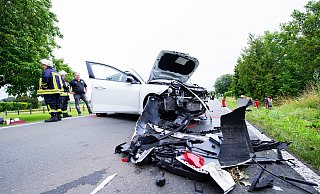 Auf der Hedemer Straße auf Höhe der Hausnummer 13 lagen zahlreiche Teile des Unfallfahrzeugs. - Noah Wedel Auf der Hedemer Straße auf Höhe der Hausnummer 13 lagen zahlreiche Teile des Unfallfahrzeugs. - Noah Wedel