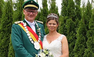 Sandra und Sven Schoppmeier begeistern das Schützenvolk im Lippedorf Anreppen. - Regina Brucksch Sandra und Sven Schoppmeier begeistern das Schützenvolk im Lippedorf Anreppen. - Regina Brucksch