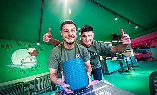Der neue Name für das Lokal: Gundino. Die Demir-Brüder Emrah (l.) und Dodukan freuen sich, dass es endlich wieder losgehen kann. - Sarah Jonek Fotografie Der neue Name für das Lokal: Gundino. Die Demir-Brüder Emrah (l.) und Dodukan freuen sich, dass es endlich wieder losgehen kann. - Sarah Jonek Fotografie