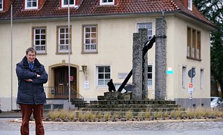 Das Bezirksamt mit dem Concarneau-Anker im Kreisverkehr davor ist schon so etwas wie ein zweites "Zuhause" für den langjährigen Senner Bezirksbürgermeister Gerhard Haupt. Der Anker hat zudem eine besondere Bedeutung für ihn - die Partnerschaft mit der französischen Hafenstadt liegt ihm sehr am Herzen. - Peter Unger Das Bezirksamt mit dem Concarneau-Anker im Kreisverkehr davor ist schon so etwas wie ein zweites "Zuhause" für den langjährigen Senner Bezirksbürgermeister Gerhard Haupt. Der Anker hat zudem eine besondere Bedeutung für ihn - die Partnerschaft mit der französischen Hafenstadt liegt ihm sehr am Herzen. - Peter Unger