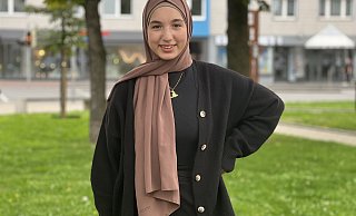 Die Grundschullehrerin hatte die Hauptschule empfohlen. Aber Ghazal wechselte auf das Ev. Stiftische Gymnasium in Gütersloh. Sie spricht inzwischen fünf Sprachen. Ghazal und ihre Schwester sind die beiden einzigen Kopftuchträgerinnen am ESG. - Jeanette Salzmann Die Grundschullehrerin hatte die Hauptschule empfohlen. Aber Ghazal wechselte auf das Ev. Stiftische Gymnasium in Gütersloh. Sie spricht inzwischen fünf Sprachen. Ghazal und ihre Schwester sind die beiden einzigen Kopftuchträgerinnen am ESG. - Jeanette Salzmann