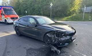 Der BMW-Fahrer soll nach dem Unfall aus diesem Auto ausgestiegen und Fersengeld gegeben haben. - Feuerwehr Höxter Der BMW-Fahrer soll nach dem Unfall aus diesem Auto ausgestiegen und Fersengeld gegeben haben. - Feuerwehr Höxter