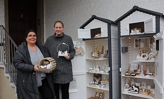 Steffi Wonneberger (l.) und Desirée Hendel haben in Spenge einen Verkaufsschrank eröffnet, in dem sogar Wünsche wahr werden können. - Celina Allard Steffi Wonneberger (l.) und Desirée Hendel haben in Spenge einen Verkaufsschrank eröffnet, in dem sogar Wünsche wahr werden können. - Celina Allard