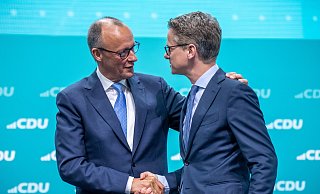 Zwei, die sich bestens verstehen: Friedrich Merz (l.) und der Generalsekretär Carsten Linnemann aus Paderborn beim CDU-Bundesparteitag. - Michael Kappeler Zwei, die sich bestens verstehen: Friedrich Merz (l.) und der Generalsekretär Carsten Linnemann aus Paderborn beim CDU-Bundesparteitag. - Michael Kappeler