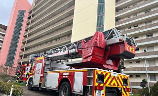 Die Drehleiter muss beim Brand in dem Hochhaus an der Detmolder Straße glücklicherweise nicht zum Einsatz kommen. - Paul Brinkmann Die Drehleiter muss beim Brand in dem Hochhaus an der Detmolder Straße glücklicherweise nicht zum Einsatz kommen. - Paul Brinkmann