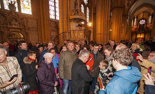 Der neue Erzbischof Udo Markus Bentz spricht nach seiner Vorstellung im Dom mit zahlreichen Besuchern im Dom. - Gerd Vieler Der neue Erzbischof Udo Markus Bentz spricht nach seiner Vorstellung im Dom mit zahlreichen Besuchern im Dom. - Gerd Vieler