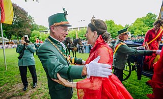 Schützenfest am Sonntag: Auffahrt der Königin und Hofdamen in der Kutsche und Parade von König, Königin und Hofstaat auf dem Schützenplatz. - Besim Mazhiqi Schützenfest am Sonntag: Auffahrt der Königin und Hofdamen in der Kutsche und Parade von König, Königin und Hofstaat auf dem Schützenplatz. - Besim Mazhiqi