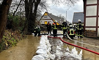 Feuerwehrleute kämpften gegen Überschwemmungen in Bielefeld an. - Jens Reichenbach Feuerwehrleute kämpften gegen Überschwemmungen in Bielefeld an. - Jens Reichenbach