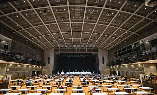 Vor knapp anderthalb Jahren schon tagt der Rat in der Stadthalle - so soll es weitergehen, aber mit weniger Menschen. - Oliver Krato Vor knapp anderthalb Jahren schon tagt der Rat in der Stadthalle - so soll es weitergehen, aber mit weniger Menschen. - Oliver Krato
