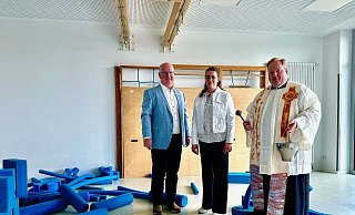 Segen auch für den neuen Mehrzweckraum mit Turngeräten: Detlef Müller, Carolin Fleckner und Pfarrer Tobias Dirksmeier. - Christian Schlichter Segen auch für den neuen Mehrzweckraum mit Turngeräten: Detlef Müller, Carolin Fleckner und Pfarrer Tobias Dirksmeier. - Christian Schlichter