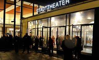 Das sanierungsbedürftige Stadttheater wird wegen des Denkmalschutzes nicht abgerissen werden. Die Diskussion um den Standort für ein OWL-Forum beginnt damit aufs Neue. - ralf bittner, www.f2-fotografie.de Das sanierungsbedürftige Stadttheater wird wegen des Denkmalschutzes nicht abgerissen werden. Die Diskussion um den Standort für ein OWL-Forum beginnt damit aufs Neue. - ralf bittner, www.f2-fotografie.de