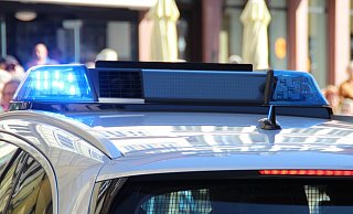 Ein 70-jähriger Autofahrer fährt so nah an einer Frau vorbei, dass der Seitenspiegel sie am Rücken verletzt. - Symbolbild: Pixabay Ein 70-jähriger Autofahrer fährt so nah an einer Frau vorbei, dass der Seitenspiegel sie am Rücken verletzt. - Symbolbild: Pixabay