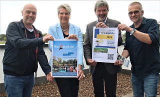 Marco Frodermann (v.l.), Susanne Rutenkröger, Günther Berg und Dirk Brandmeier mit den Plakaten zu den Veranstaltungen Kinderfest und Ferienspiele. - Meiko Haselhorst Marco Frodermann (v.l.), Susanne Rutenkröger, Günther Berg und Dirk Brandmeier mit den Plakaten zu den Veranstaltungen Kinderfest und Ferienspiele. - Meiko Haselhorst