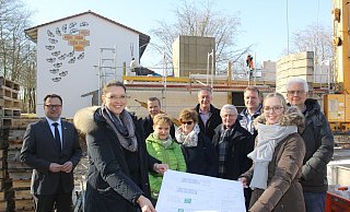 Lars Bökenkröger (v.l.), Katja Flörke, Michael Bloch, Ivette Brinkmann, Kristina Appelmann, Stefan Tödtmann, Dirk Bredtmann, Dieter Hinzmann, Caroline und Eckhard Grübbel auf dem Fundament des Anbaus. - Ulf Hanke Lars Bökenkröger (v.l.), Katja Flörke, Michael Bloch, Ivette Brinkmann, Kristina Appelmann, Stefan Tödtmann, Dirk Bredtmann, Dieter Hinzmann, Caroline und Eckhard Grübbel auf dem Fundament des Anbaus. - Ulf Hanke