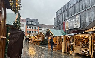 Traurig leer sieht der Paderborner Weihnachtsmarkt an seinen letzten Tagen aus. Das Wetter spielt den Schaustellern nicht gerade in die Karten. - Jennifer Retslav Traurig leer sieht der Paderborner Weihnachtsmarkt an seinen letzten Tagen aus. Das Wetter spielt den Schaustellern nicht gerade in die Karten. - Jennifer Retslav