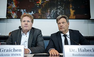 Robert Habeck (r, Bündnis 90/Die Grünen), Bundesminister für Wirtschaf, und Patrick Graichen, Staatssekretär im Bundesministerium für Wirtschaft und Klimaschutz. - dpa Robert Habeck (r, Bündnis 90/Die Grünen), Bundesminister für Wirtschaf, und Patrick Graichen, Staatssekretär im Bundesministerium für Wirtschaft und Klimaschutz. - dpa