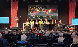 Claudia Koch beschreibt, was nach dem 15. Oktober geschieht. Auf dem Podium der Vorstand des Fördervereins mit: Vorsitzender Thomas Schöning (v. l.), Anja Beineke, Michael Meier, Dietmar Beineke, Ralf Konze, Susanne Weide, Madeline Sprock, Holger Sielemann und Friedhelm Schwiete. - Verein Claudia Koch beschreibt, was nach dem 15. Oktober geschieht. Auf dem Podium der Vorstand des Fördervereins mit: Vorsitzender Thomas Schöning (v. l.), Anja Beineke, Michael Meier, Dietmar Beineke, Ralf Konze, Susanne Weide, Madeline Sprock, Holger Sielemann und Friedhelm Schwiete. - Verein