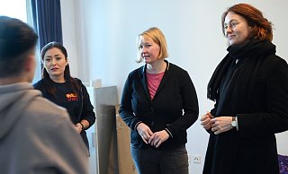 Zusammen mit der Bielefelder SPD-Bundestagsabgeordneten Wiebke Esdar (Mitte) besucht Katarina Barley (rechts) die Unterkunft für unbegleitete minderjährige Geflüchtete in Heepen. Im Gespräch mit den Jugendlichen hilft Sherin Seydo bei der Übersetzung (links). - Barbara Franke Zusammen mit der Bielefelder SPD-Bundestagsabgeordneten Wiebke Esdar (Mitte) besucht Katarina Barley (rechts) die Unterkunft für unbegleitete minderjährige Geflüchtete in Heepen. Im Gespräch mit den Jugendlichen hilft Sherin Seydo bei der Übersetzung (links). - Barbara Franke