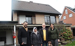Endlich eine größere Wohnung: Watfa Alrabih (2.v.l.) freut sich darüber mit Touran Esmaily-Amsbeck von der Stadt (v.l.), Flüchtlingshelfer Manfred Lindahl und Vermieterin Eyleen Altefrohne. - Markus Voss Endlich eine größere Wohnung: Watfa Alrabih (2.v.l.) freut sich darüber mit Touran Esmaily-Amsbeck von der Stadt (v.l.), Flüchtlingshelfer Manfred Lindahl und Vermieterin Eyleen Altefrohne. - Markus Voss