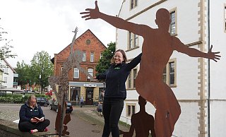 Auf der Mauer auf der Lauer sitzen und tanzen (v. l.) Stephanie Lorenz und Theresa Trautmann mit den Figuren aus Cortenstahl. - Josef Köhne Auf der Mauer auf der Lauer sitzen und tanzen (v. l.) Stephanie Lorenz und Theresa Trautmann mit den Figuren aus Cortenstahl. - Josef Köhne