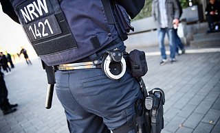 Die Polizei stürmte jetzt die Wohnung eines mutmaßlichen Kesselbrink-Dealers. - Barbara Franke Die Polizei stürmte jetzt die Wohnung eines mutmaßlichen Kesselbrink-Dealers. - Barbara Franke