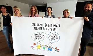 Eine Delegation bestehend aus Kita-Leitungen, Eltern und Trägervertretern wird am Donnerstag um 7.30 Uhr mit Transparenten vor dem Rathaus stehen. - Sigurd Gringel Eine Delegation bestehend aus Kita-Leitungen, Eltern und Trägervertretern wird am Donnerstag um 7.30 Uhr mit Transparenten vor dem Rathaus stehen. - Sigurd Gringel