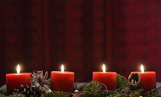 Ein Adventskranz mit getrockneten Tannenzweigen und heruntergebrannten Kerzen kann schnell mal in Flammen aufgehen. - Pixabay Ein Adventskranz mit getrockneten Tannenzweigen und heruntergebrannten Kerzen kann schnell mal in Flammen aufgehen. - Pixabay