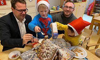 Als Bürgermeister Lars Bökenkröger vor Weihnachten die Kita in Dehme besuchte, war Artur Atschkassow noch der kommissarische Leiter. Nun wird er der Mann an der Spitze. - Nicole Sielermann Als Bürgermeister Lars Bökenkröger vor Weihnachten die Kita in Dehme besuchte, war Artur Atschkassow noch der kommissarische Leiter. Nun wird er der Mann an der Spitze. - Nicole Sielermann