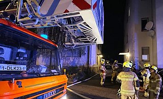 Paderborner Feuerwehrleute retten einen Bewohner aus der verrauchten Wohnung im ersten Obergeschoss. - Ralph Meyer Paderborner Feuerwehrleute retten einen Bewohner aus der verrauchten Wohnung im ersten Obergeschoss. - Ralph Meyer