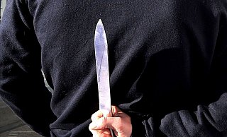 Der Täter bedrohte die Angestellte mit einem Messer. - Neue Westfaelische Zeitung Der Täter bedrohte die Angestellte mit einem Messer. - Neue Westfaelische Zeitung