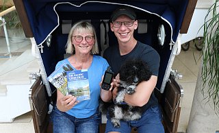 Christine Kositza und ihr Sohn Clemens mit Infobüchern über den "Pacific Crest Trail", einem GPS-Gerät und Hund "Kiste" - letzterer war auf dem Problauf nach Bremen mit dabei. In die USA wird er aber nicht mitkommen können. - Alexandra Schaller Christine Kositza und ihr Sohn Clemens mit Infobüchern über den "Pacific Crest Trail", einem GPS-Gerät und Hund "Kiste" - letzterer war auf dem Problauf nach Bremen mit dabei. In die USA wird er aber nicht mitkommen können. - Alexandra Schaller