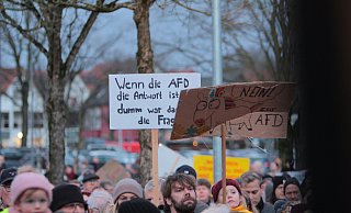 Die Demonstration für Vielfalt, Toleranz und Demokratie zog in Delbrück mehr als 1.500 Teilnehmer an. - Uwe Müller Die Demonstration für Vielfalt, Toleranz und Demokratie zog in Delbrück mehr als 1.500 Teilnehmer an. - Uwe Müller
