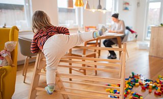 Weiter in der Doppelrolle: Immer noch betreuen viele Eltern ihre Kinder zuhause. Mittlerweile hat das mit dem Fachkräftemangel zu tun. Bezahlen müssen sie trotzdem voll. - Julian Stratenschulte Weiter in der Doppelrolle: Immer noch betreuen viele Eltern ihre Kinder zuhause. Mittlerweile hat das mit dem Fachkräftemangel zu tun. Bezahlen müssen sie trotzdem voll. - Julian Stratenschulte