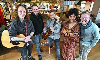 Esszimmer-Konzerte im Harms Markt. Zur Premiere werden kommen Singer/Songwriter Moe, Harms-Markt-Projektleiter Patrick Miles, das Duo "White Coffee" und Sänger, DJ und Komponist Simon Zawila. - Barbara Franke Esszimmer-Konzerte im Harms Markt. Zur Premiere werden kommen Singer/Songwriter Moe, Harms-Markt-Projektleiter Patrick Miles, das Duo "White Coffee" und Sänger, DJ und Komponist Simon Zawila. - Barbara Franke