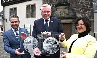 EuroMint-Firmeninhaber Leif Burghard (v. l). mit Bürgermeister Daniel Hartmann und Baudezernentin Claudia Koch. - Thomas Kube EuroMint-Firmeninhaber Leif Burghard (v. l). mit Bürgermeister Daniel Hartmann und Baudezernentin Claudia Koch. - Thomas Kube