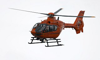 Der Rettungshubschrauber landet zwar, kann aber zügig wieder abrücken. Bei dem Alleinunfall wird niemand verletzt. - Oliver Berg/dpa Der Rettungshubschrauber landet zwar, kann aber zügig wieder abrücken. Bei dem Alleinunfall wird niemand verletzt. - Oliver Berg/dpa