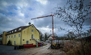 Der Kran ist schon von weitem zu sehen. Das ehemalige Hotel soll umgebaut werden. - Sarah Jonek Der Kran ist schon von weitem zu sehen. Das ehemalige Hotel soll umgebaut werden. - Sarah Jonek