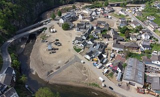 Riesige Freiflächen im Dorf Schuld in Rheinland-Pfalz lassen knapp ein Jahr nach der Flutkatastrophe erahnen, wie viele Häuser durch die Wassermassen so stark beschädigt wurden, dass sie abgerissen werden mussten. - Boris Roessler Riesige Freiflächen im Dorf Schuld in Rheinland-Pfalz lassen knapp ein Jahr nach der Flutkatastrophe erahnen, wie viele Häuser durch die Wassermassen so stark beschädigt wurden, dass sie abgerissen werden mussten. - Boris Roessler