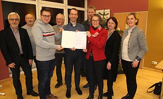 Daniel Oepping und Michael Kasche nehmen den Förderbescheid aus den Händen von Ministerin Ina Scharrenbach entgegen. Alfred Krause, Karl-Heinz Kröger, Reinhard Scherer, Elmar Vielstich, Bianca Winkelmann und Susanne Sassenberg freuen sich mit. - Klaus Frensing Daniel Oepping und Michael Kasche nehmen den Förderbescheid aus den Händen von Ministerin Ina Scharrenbach entgegen. Alfred Krause, Karl-Heinz Kröger, Reinhard Scherer, Elmar Vielstich, Bianca Winkelmann und Susanne Sassenberg freuen sich mit. - Klaus Frensing