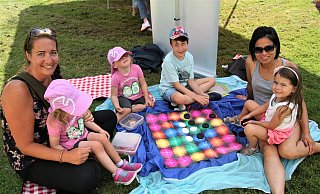 Auch Jennifer Pieper (l.), Hang Leonie Trautmann (r.) und ihre Kinder zog es zum Spielen (hier eine Variante von "Vier gewinnt") in den Schatten. - Meiko Haselhorst Auch Jennifer Pieper (l.), Hang Leonie Trautmann (r.) und ihre Kinder zog es zum Spielen (hier eine Variante von "Vier gewinnt") in den Schatten. - Meiko Haselhorst