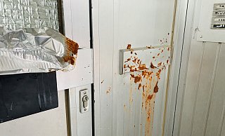 Altes Essen in und am Briefkasten: Diesen Anblick fand Anwohnerin Hildegard Knopp am Donnerstagmorgen vor. - Lena Vanessa Bleck Altes Essen in und am Briefkasten: Diesen Anblick fand Anwohnerin Hildegard Knopp am Donnerstagmorgen vor. - Lena Vanessa Bleck